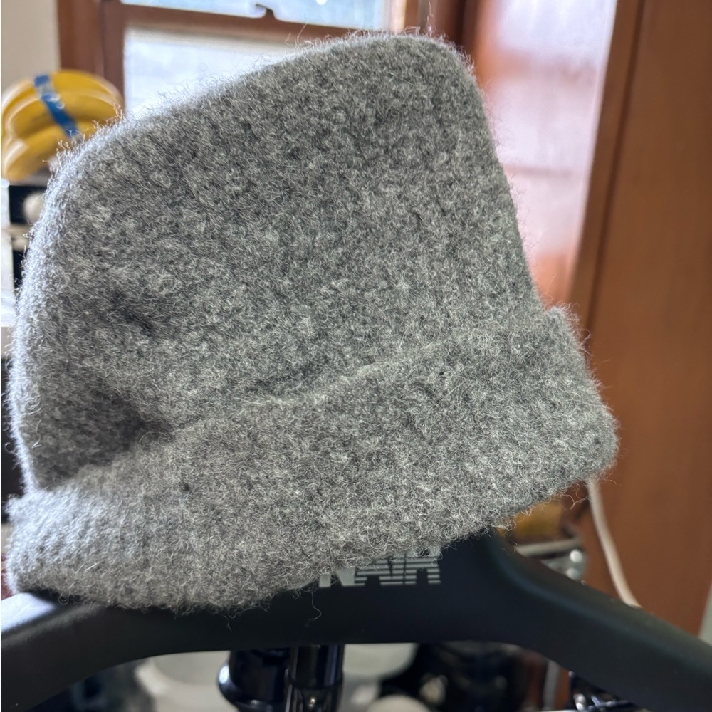 Llama wool hat from Peru, light gray, very soft and warm, good condition